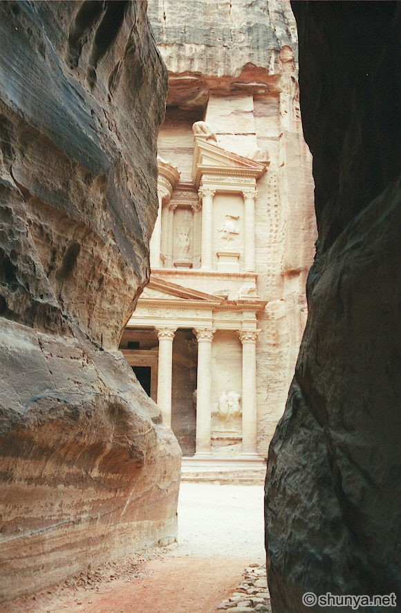 http://www.shunya.net/Pictures/Jordan/petra/PetraTreasury.jpg